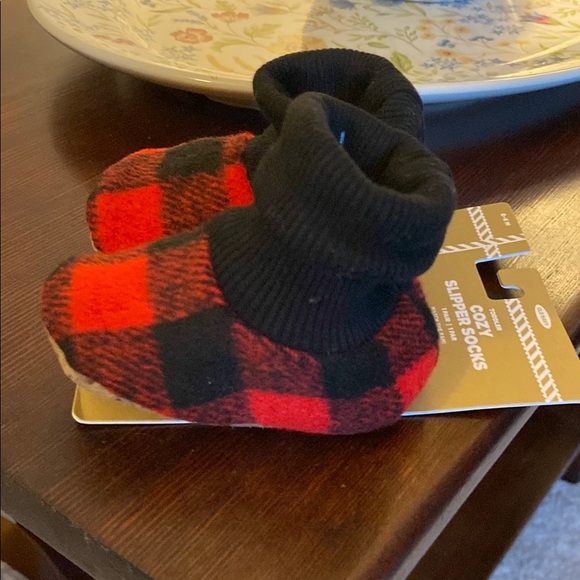 NWT 20 pair of Red & Black Plaid Kids Slippers 0-6 M & Grippy Feet Bottoms - Picture 6 of 13